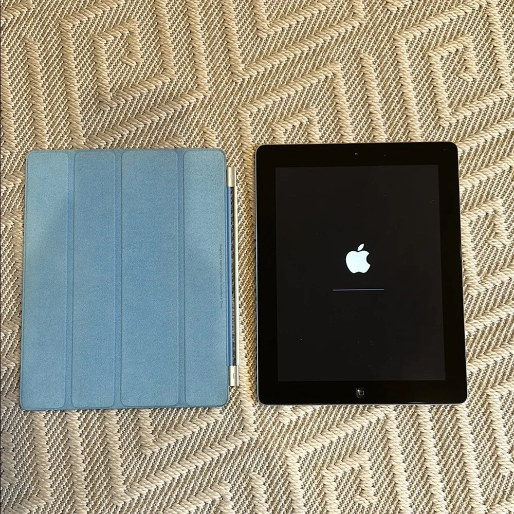 iPad 2nd gen - 16GB- with blue magnetic Apple ScreenProtector/ Cover
